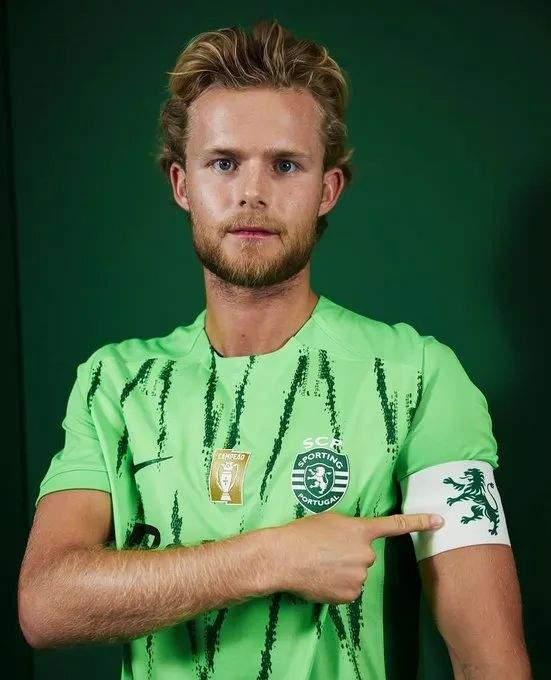 曼联豪掷千万签下一名高潜力前锋，重塑攻击线的简单介绍