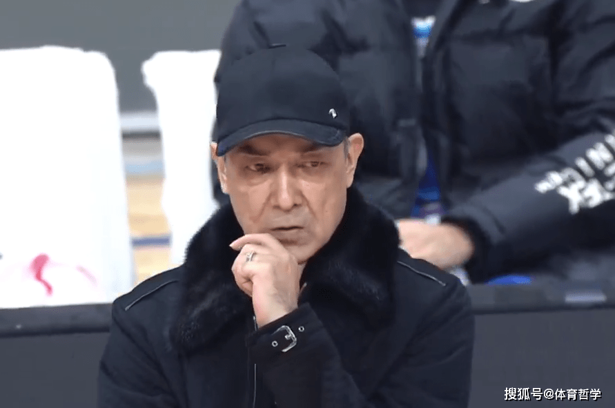幕后报道：某队教练的战术思维揭秘